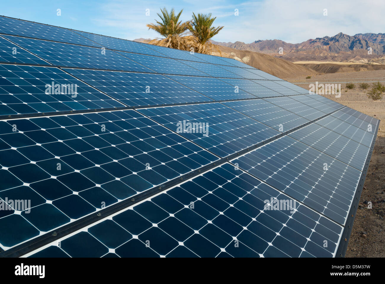 USA, Kalifornien, Death Valley, Solarzellen auf Wüste Stockfoto