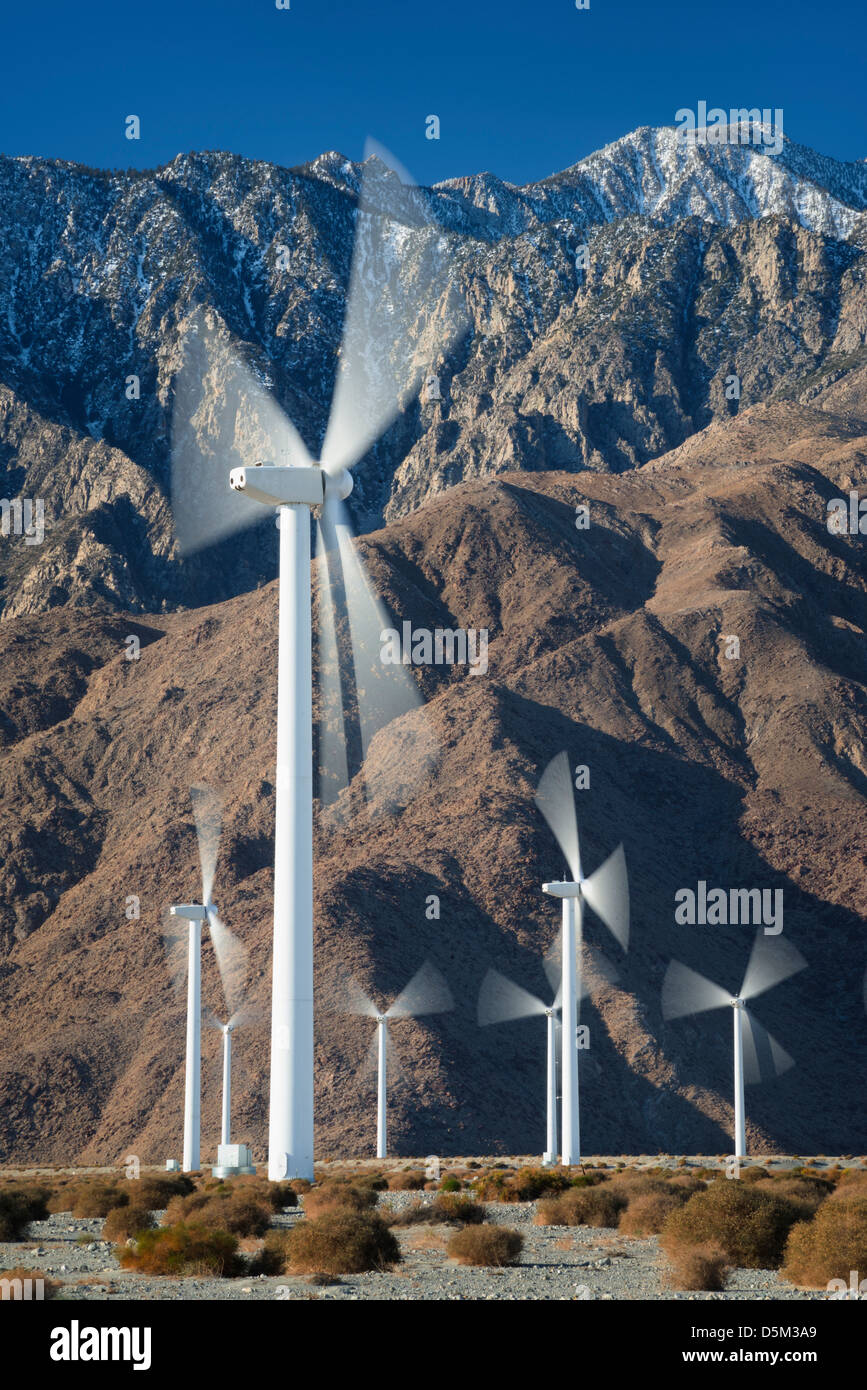 USA, California, Palm Springs, Windkraftanlagen auf Wüste Stockfoto