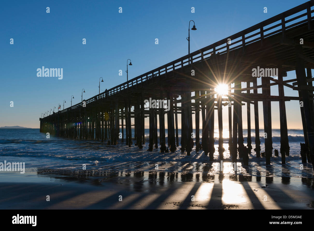 USA, California, Ventura, Sonne durch Steg Stockfoto