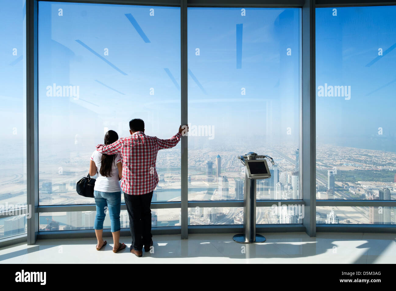 Blick auf Dubai aus in The Top Beobachtung Touristen deck im Burj Khalifa das höchste Bauwerk der Welt in Dubai Uni Stockfoto