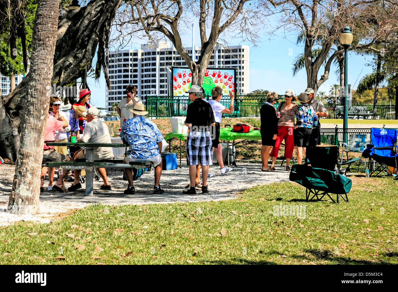 Aktive Rentner genießen Sie ein Picknick am Marina Jack Trail in Sarasota Florida Stockfoto
