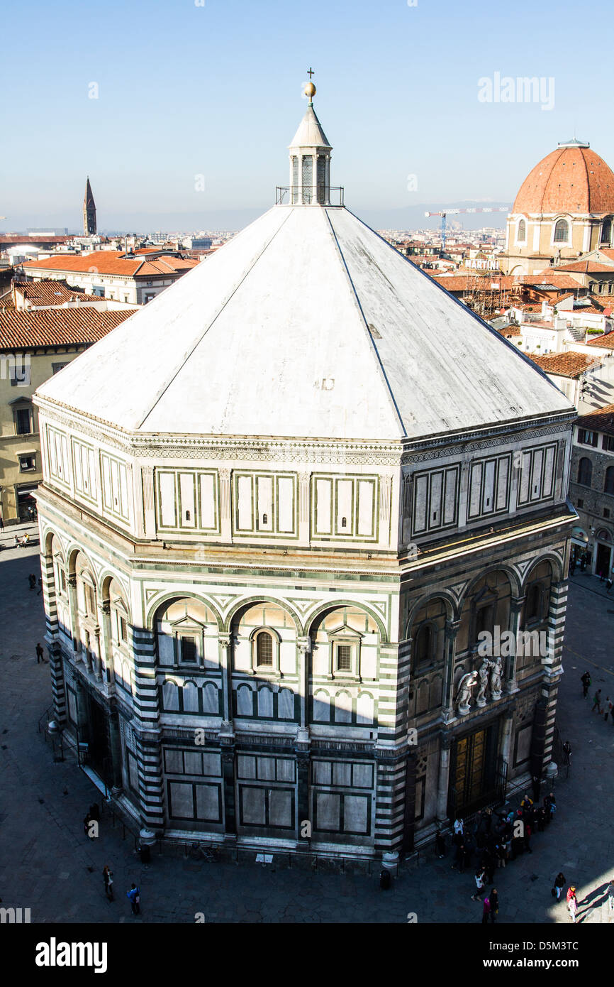 Florenz Baptisterium (Battistero di San Giovanni) von Giottos Campanile betrachtet. Stockfoto