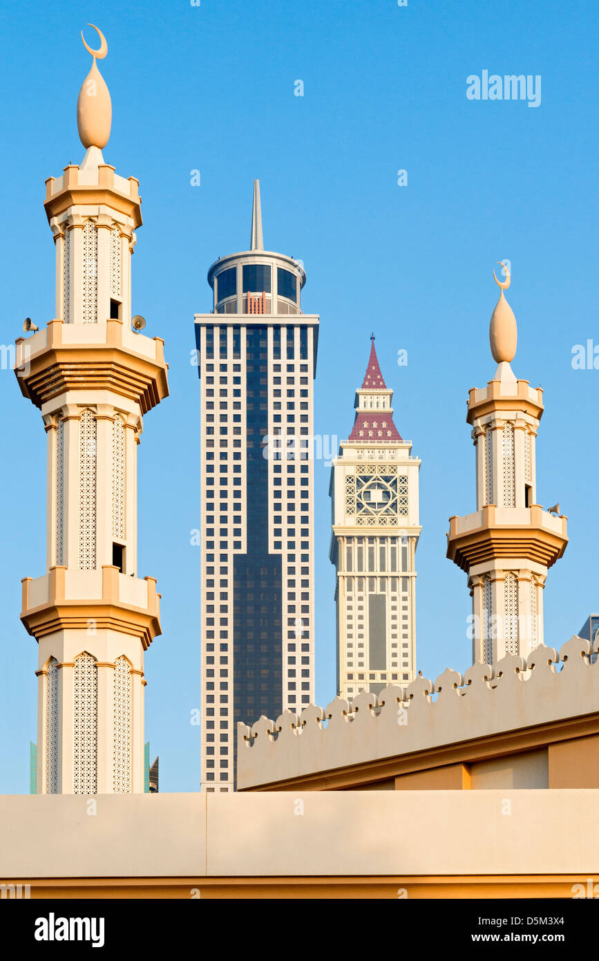 Moschee Minarette und die Skyline der Wolkenkratzer in Dubai Vereinigte Arabische Emirate VAE Stockfoto