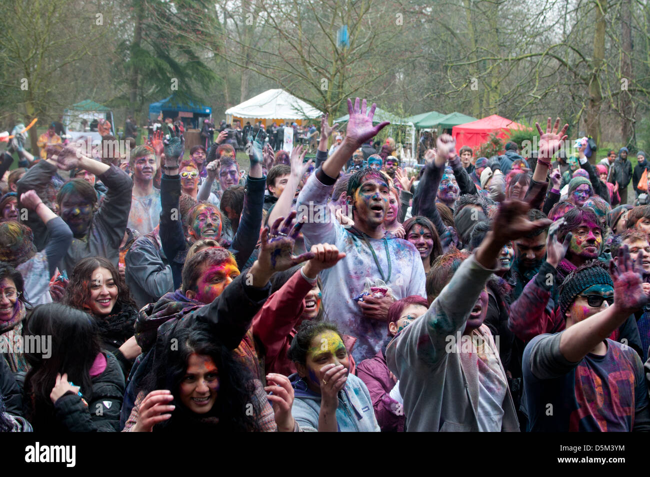 Menge an Holi Festival Twickenham Stockfoto