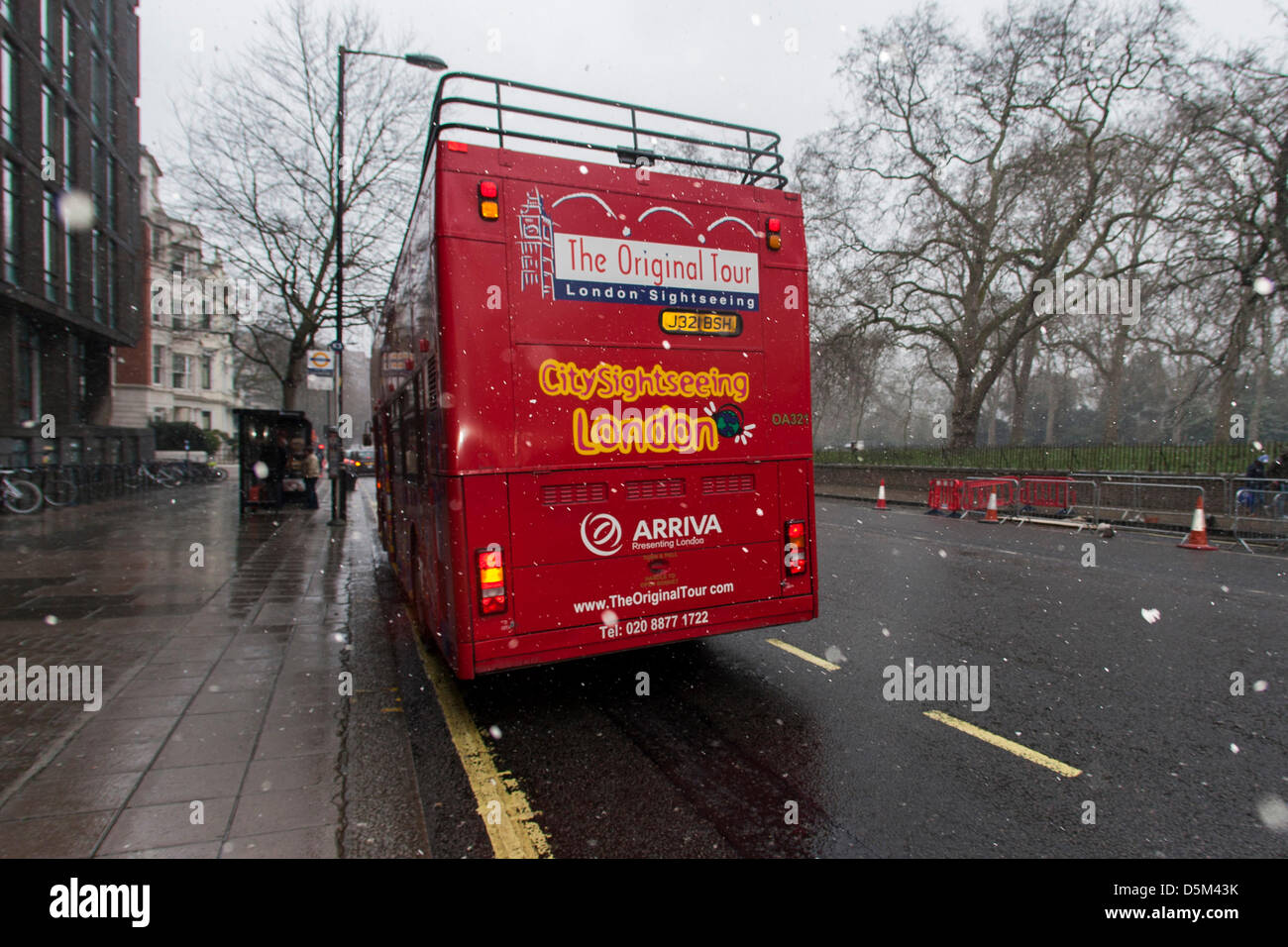 London, UK. 4. April 2013. Keine Abnehmer für diese Tour London Citysightseeing London bus als weitere Schneefälle im Frühjahr Credit: Martyn Wheatley / Alamy Live News Stockfoto