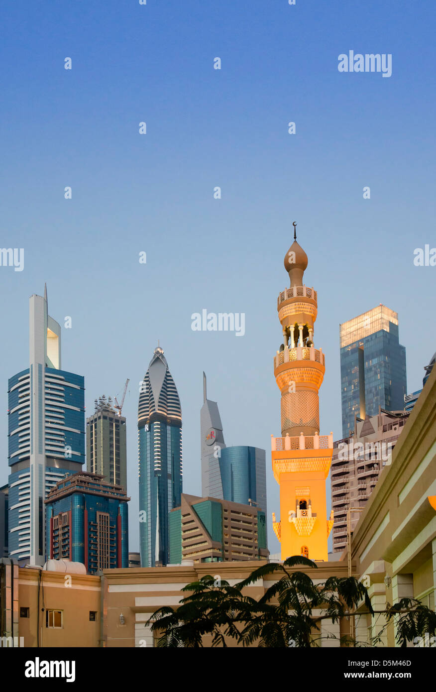 Minarett der Moschee und die Skyline der Wolkenkratzer in Dubai Vereinigte Arabische Emirate VAE Stockfoto