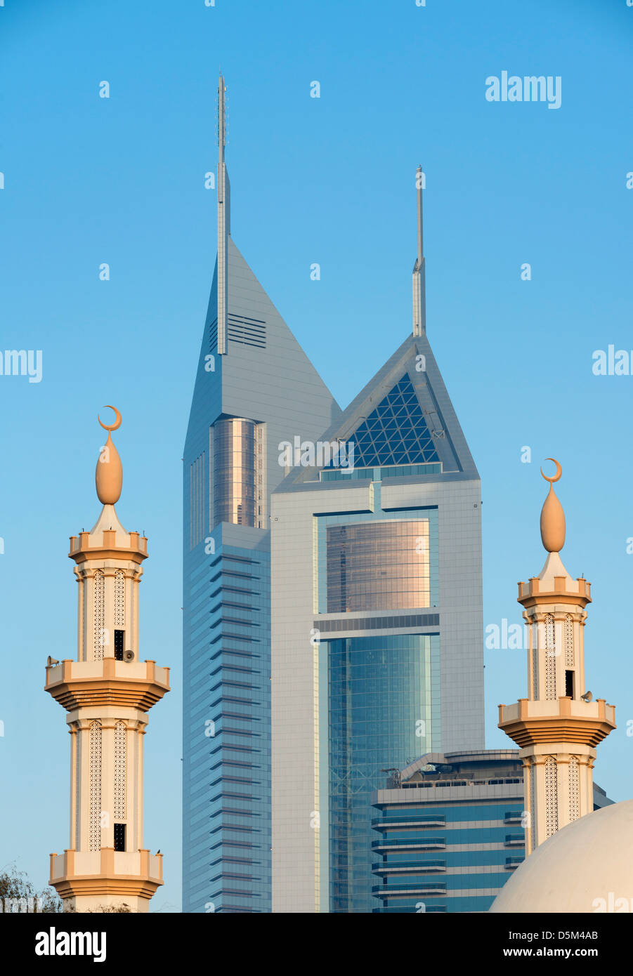 Moschee Minarette und Emirates Towers Wolkenkratzer in Dubai Vereinigte Arabische Emirate VAE nach hinten Stockfoto
