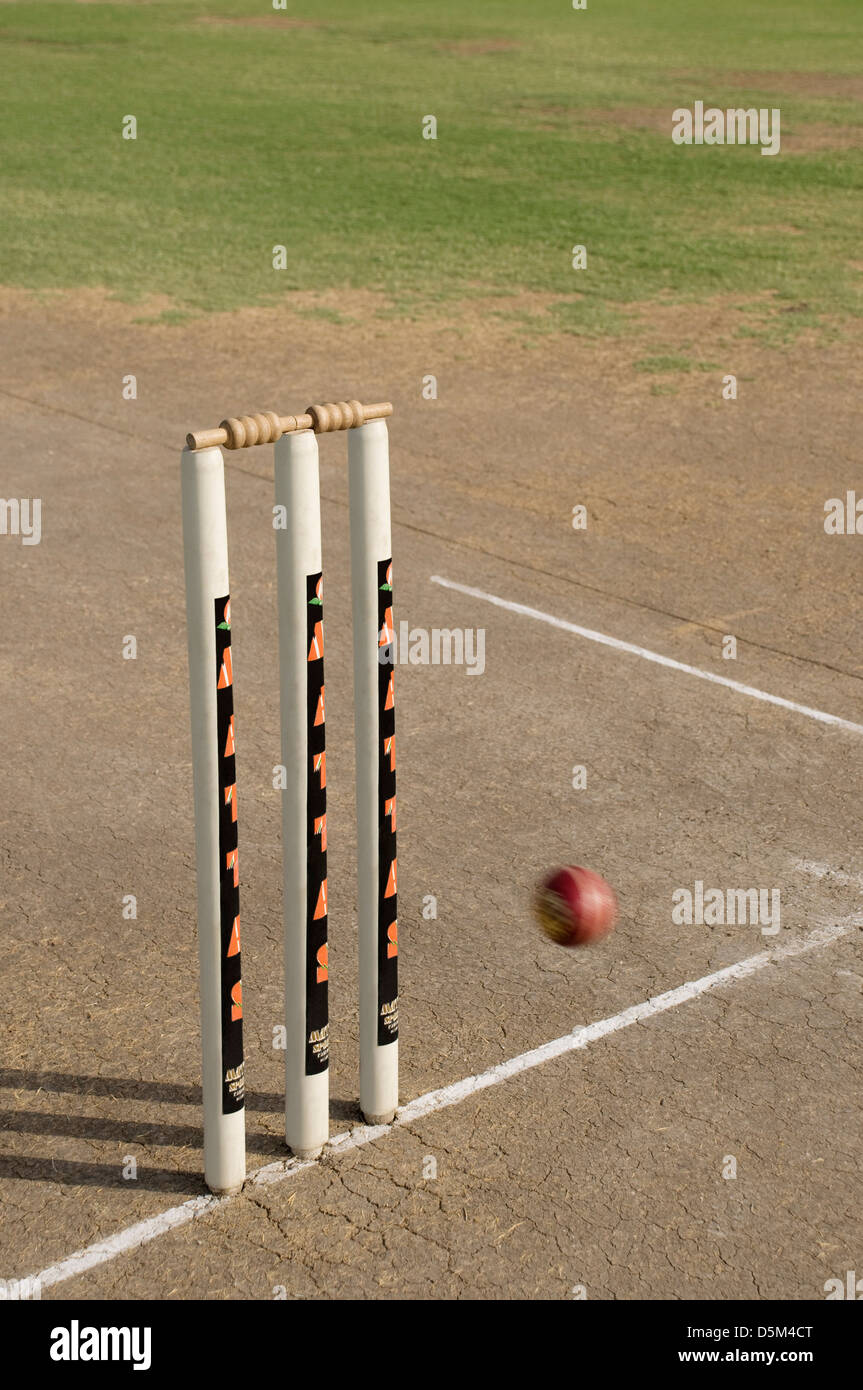 Cricketball nähert sich Stümpfe Stockfoto