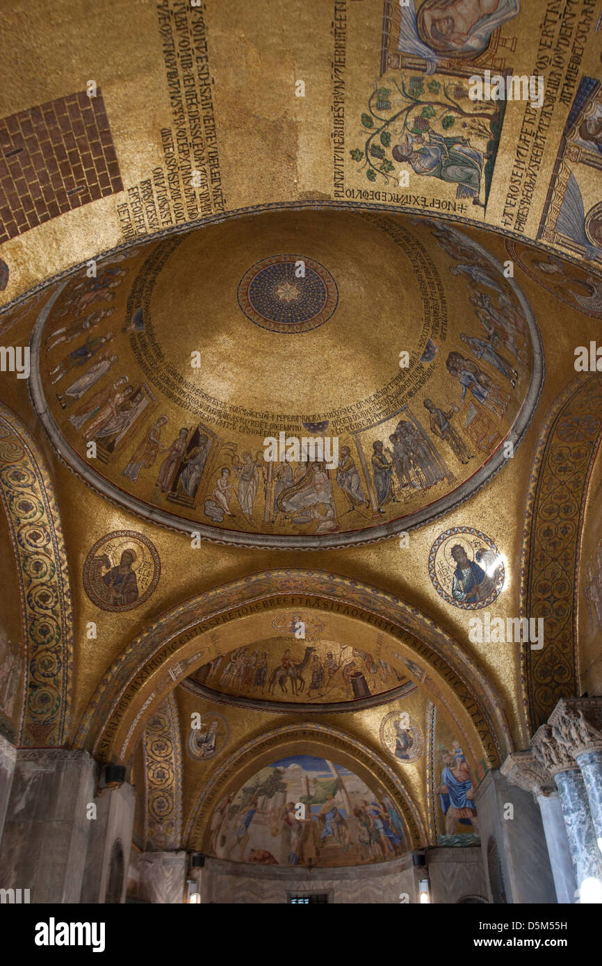 Goldene Mosaiken der Basilika San Marco in Venedig, Blick auf die Decke Stockfoto