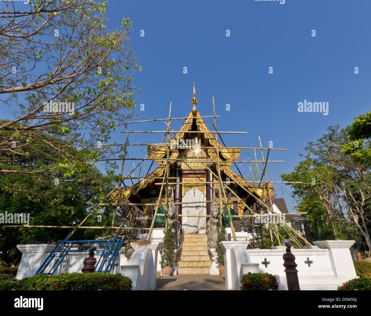 Buddhistische religiöse Gebäude im renovierten Prozess. Stockfoto