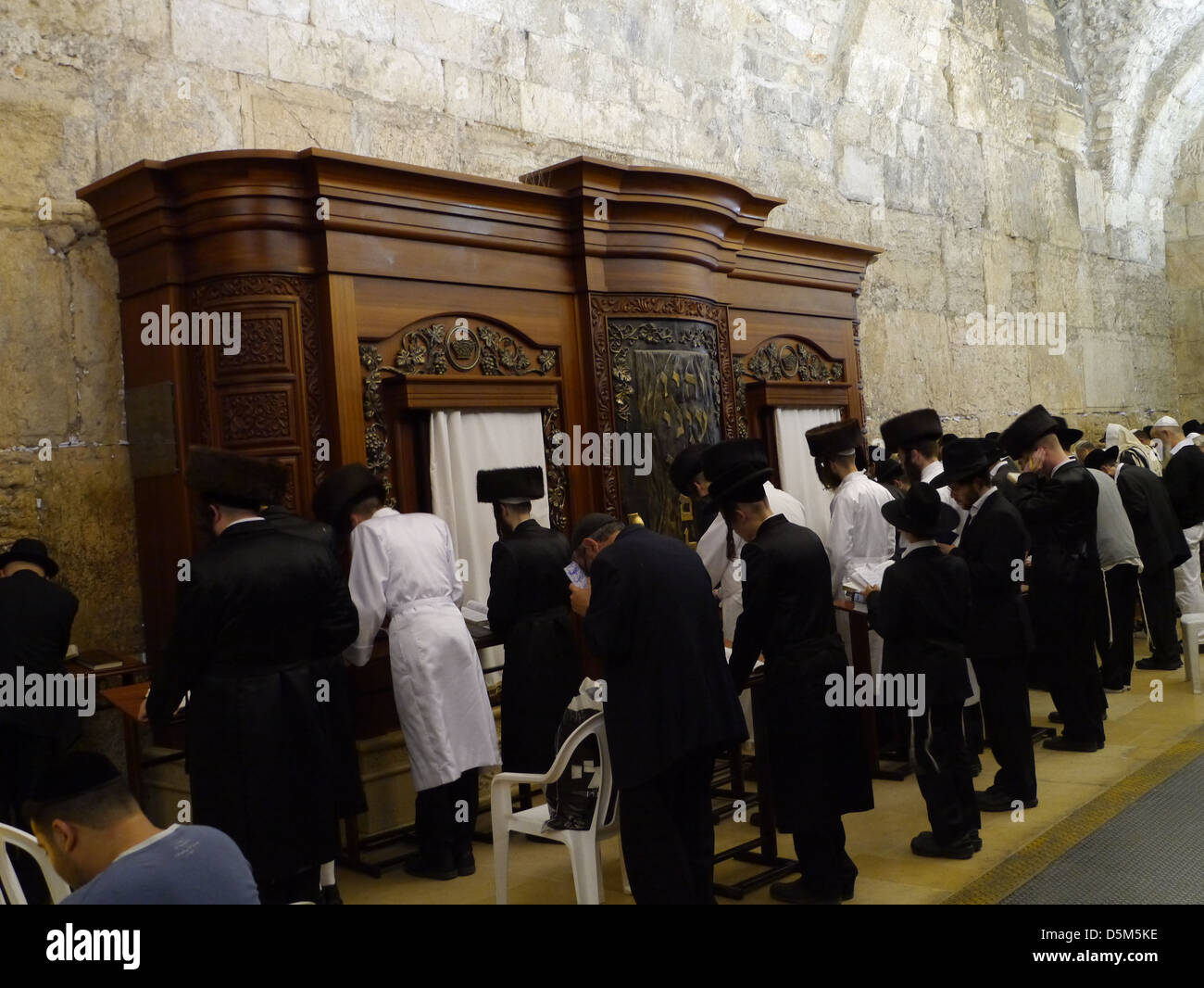 Jerusalem-Synagoge unter Wilsons Bogen gegen die Klagemauer Stockfoto
