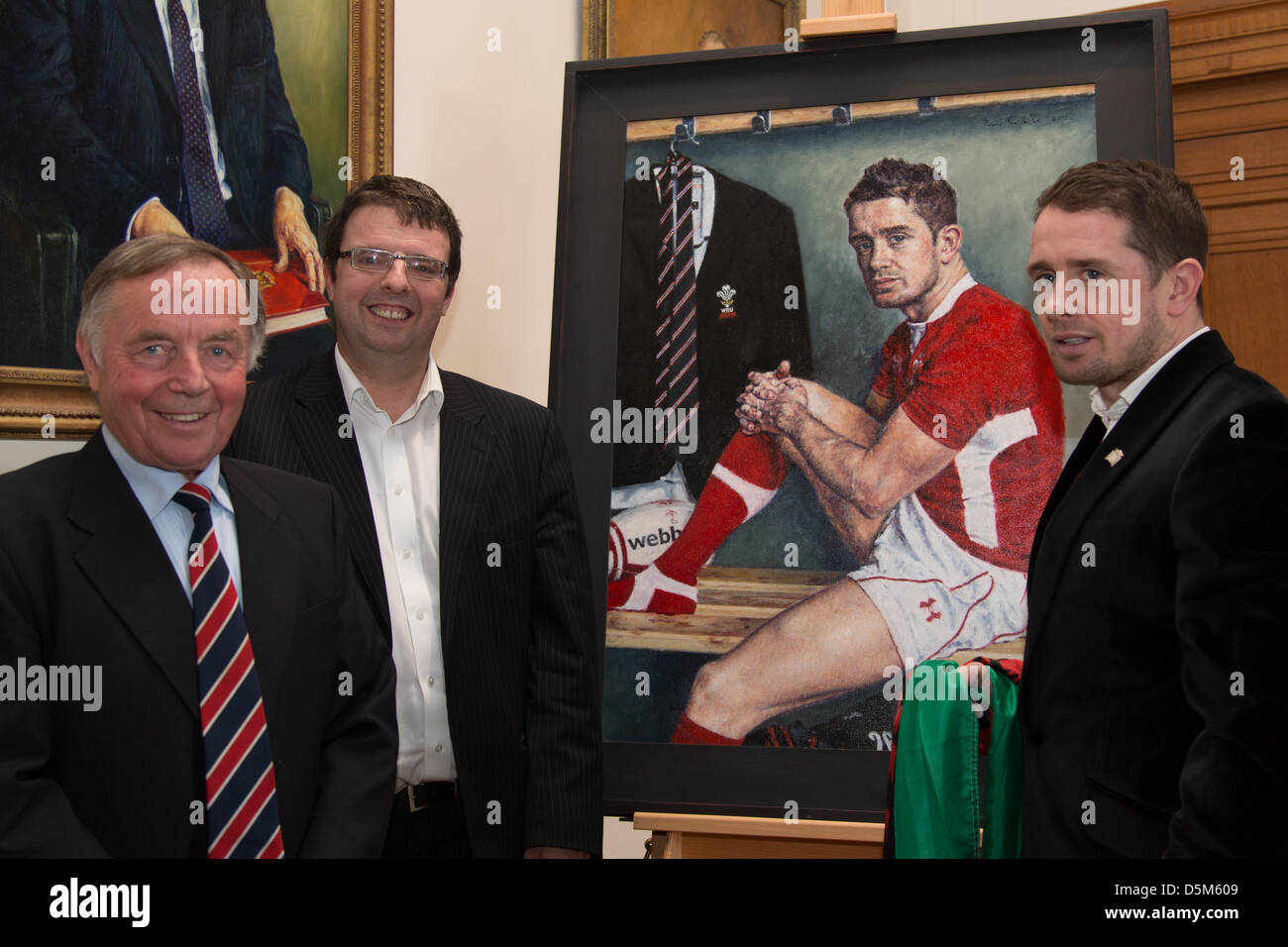 Aberystwyth, Wales, UK. 4. April 2013.  Legendäre Rugbyspieler SHANE WILLIAMS enthüllt sein Porträt des Künstlers David Griffiths, präsentiert die National Library of Wales, Aberystwyth. Drucke des Porträts sind käuflich erworben, mit Erlös geht an die Cadwgan Building Preservation Trust, zu helfen, die Renovierung der Cardigan Burg. Zusammen mit Shane sind Richard Thomas des Vertrauens und Arwel Jones der Nationalbibliothek.    Bildnachweis: atgof.co / Alamy Live News Stockfoto