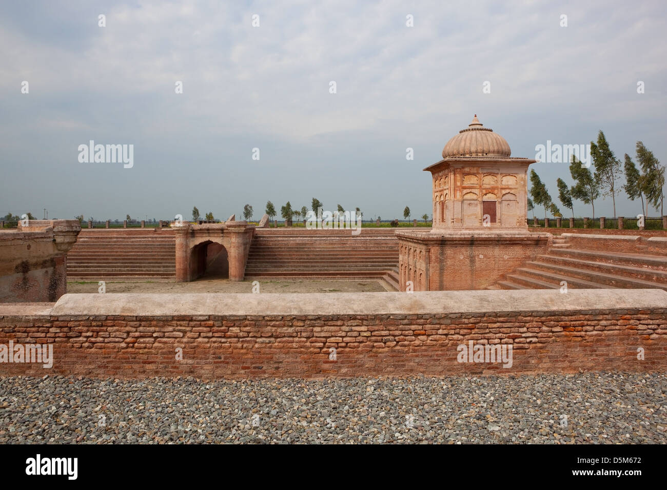 Die historische Stätte von Pul Kanjri mit Sarovar und Shiva-Tempel im indischen Bundesstaat Punjab Stockfoto