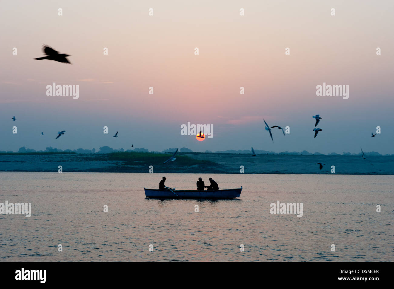 Touristen sehen Sie den Sonnenaufgang über dem Ganges/Ganges in Varanasi. Stockfoto