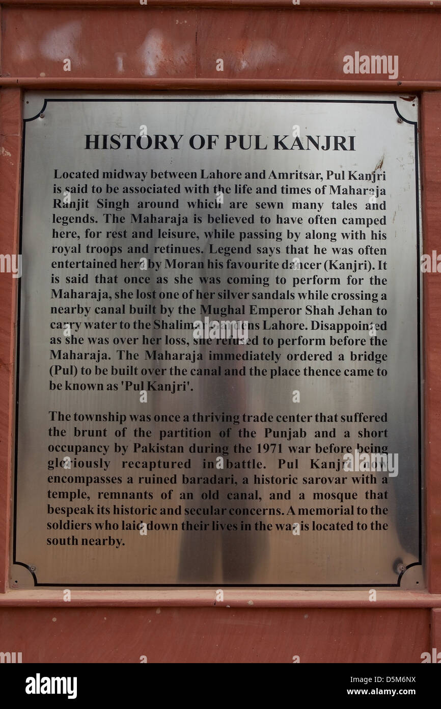 Eine Metall Informationstafel erzählt die Geschichte der Pul Kanjri in der Nähe von den Grenzposten von Pul Moran nahe der pakistanischen Grenze Stockfoto