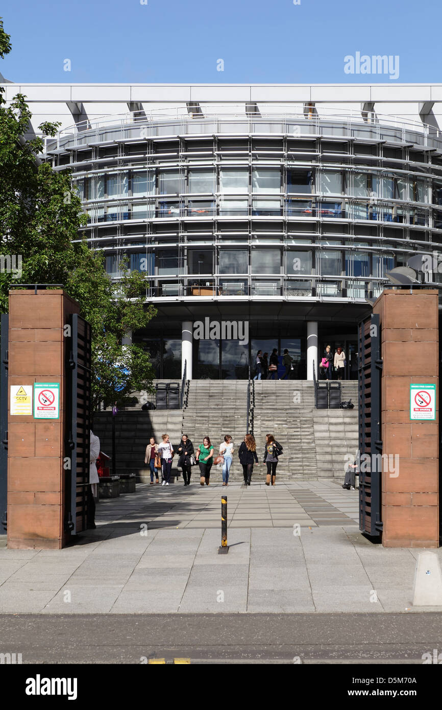 Eingang zum Campus der Glasgow Caledonian University in der Cowcaddens Road im Stadtzentrum von Glasgow, Schottland, Großbritannien Stockfoto