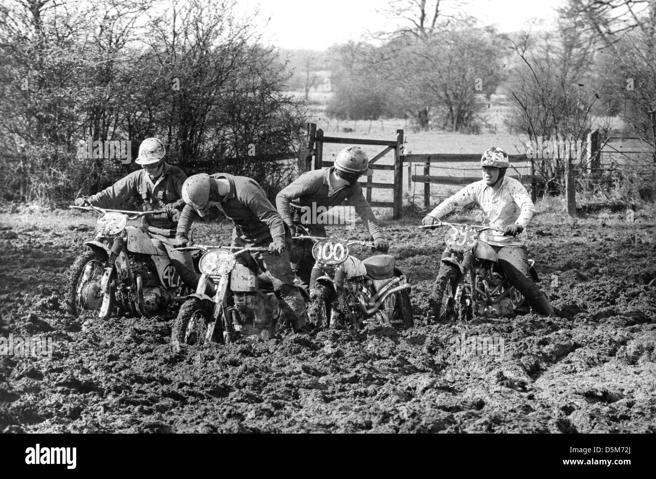 Motocross-Fahrer stecken im Schlamm, Shropshire, England Stockfoto