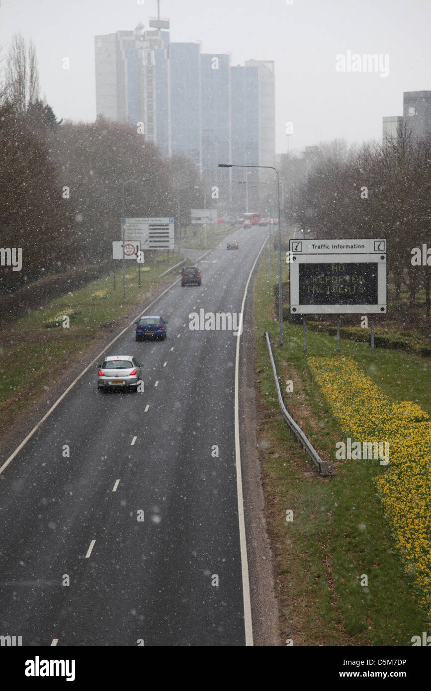 Basingstoke, Großbritannien. 4. April 2013 Schnee fällt auf die A3010 Churchill Weg in Basingstoke heute Nachmittag nach mehr Schnee den Südosten von England trifft.  Bildnachweis: Rob Arnold/Alamy Live-Nachrichten Stockfoto