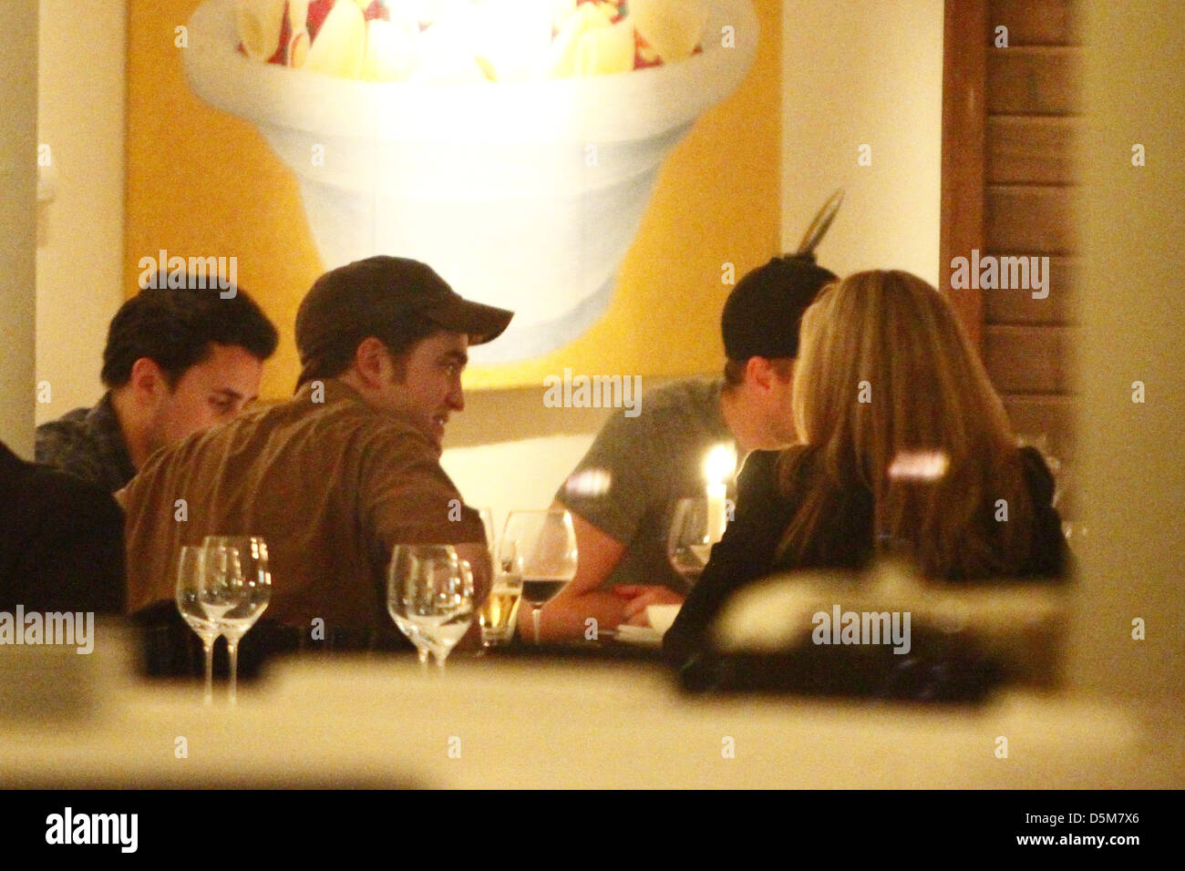 Robert Pattinson mit Abendessen im Bocca di Bacco Restaurant an der Friedrichstraße Street mit einer mysteriösen Blondine und Freunde. Stockfoto