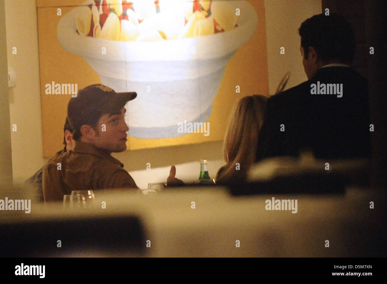 Robert Pattinson mit Abendessen im Bocca di Bacco Restaurant an der Friedrichstraße Street mit einer mysteriösen Blondine und Freunde. Stockfoto