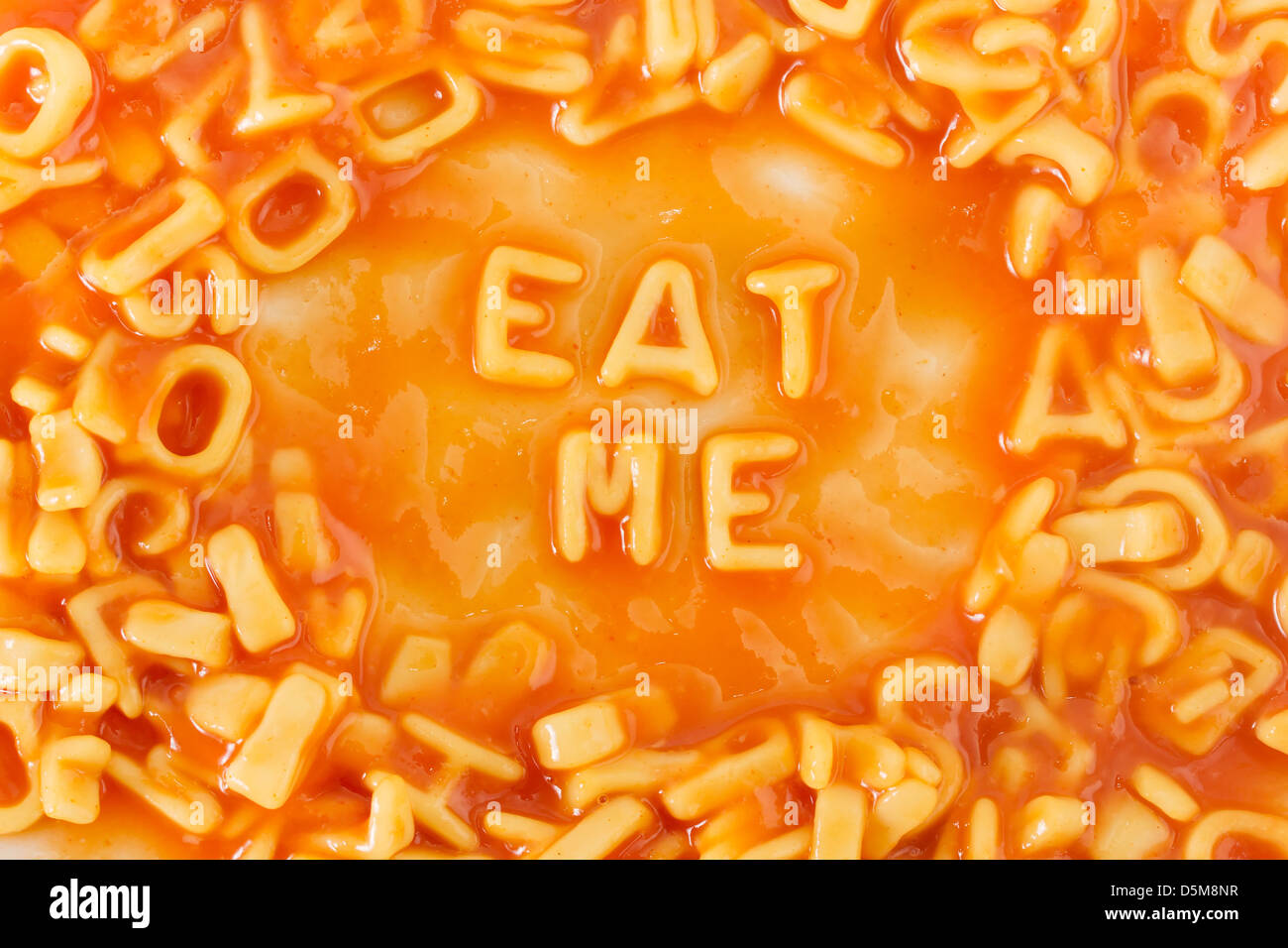 Nudeln geformten Buchstaben EAT ME in Nudeln geformten Buchstaben in Tomatensauce Stockfoto