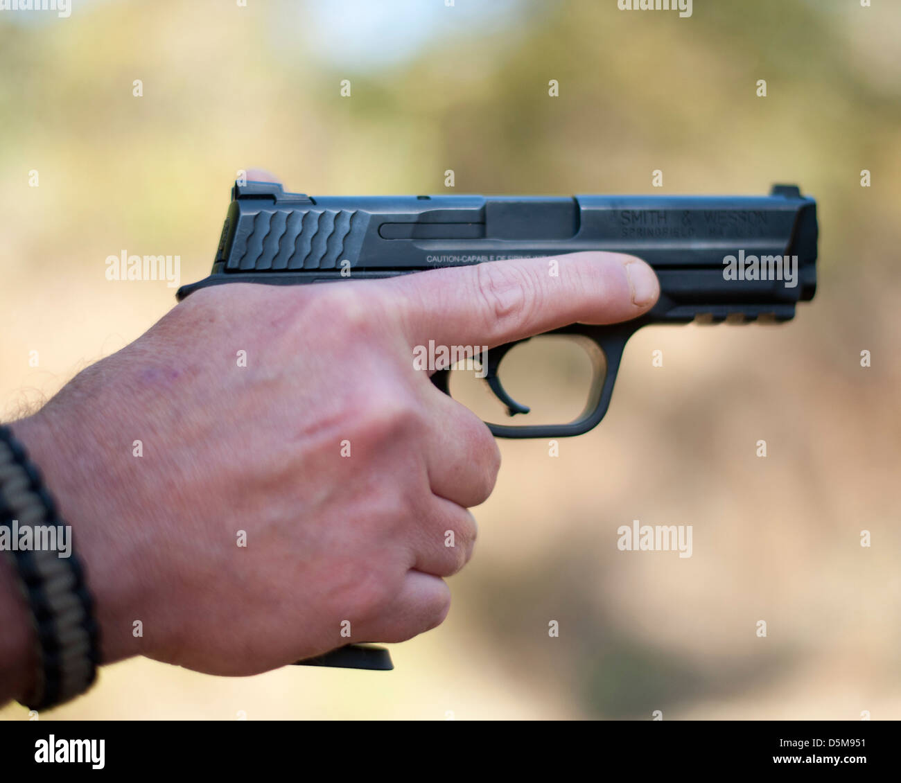 Weißer Mann greifen eine Pistole Smith & Wesson M & P Stockfoto