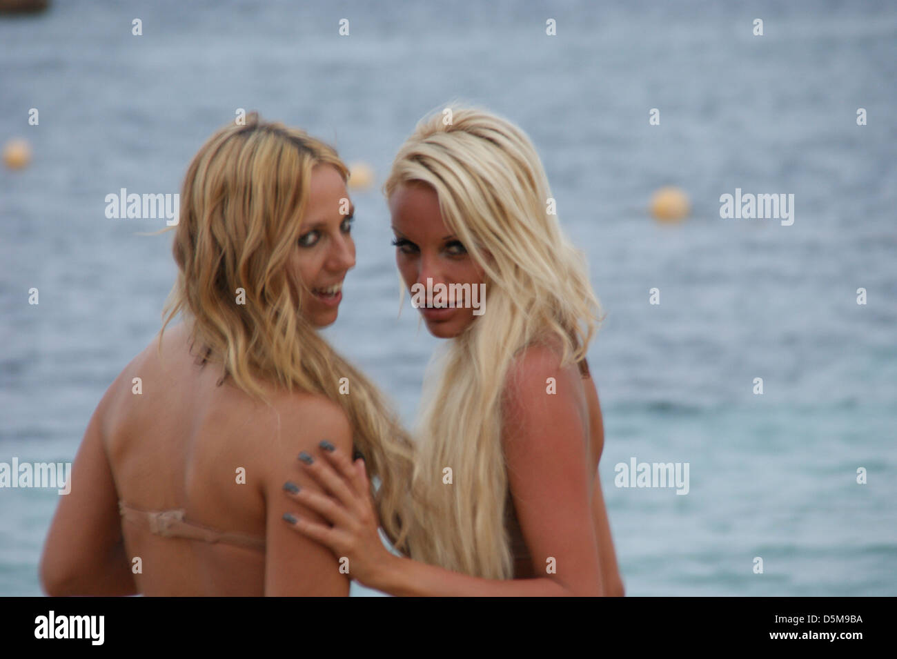 Gina Lisa Lohfink und Sängerin Loona verbringen einige Zeit am Strand von Portalen uns. Mallorca, Spanien - 29.06.2011 Stockfoto