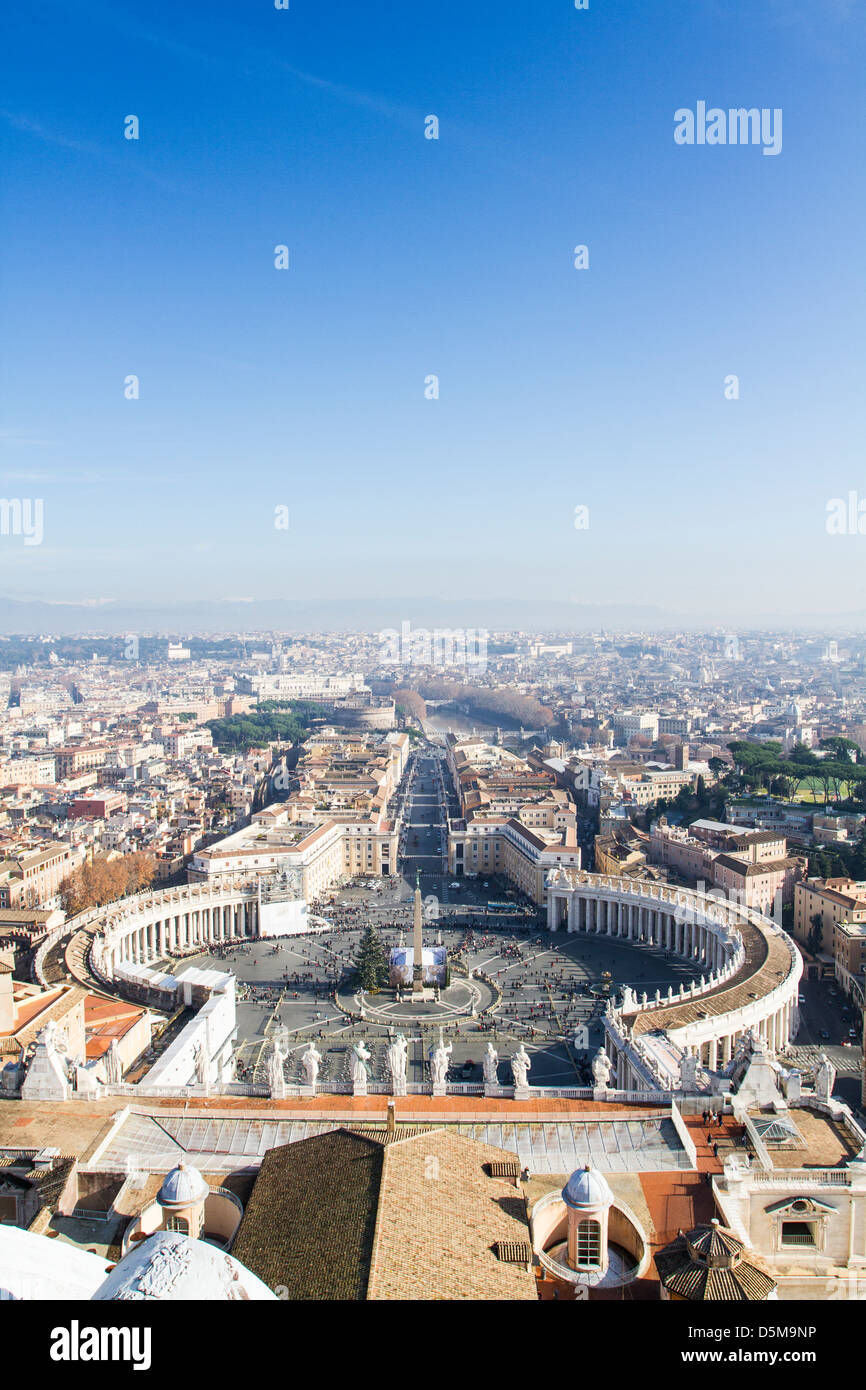 Blick auf dem Petersplatz von der Kuppel der Basilika des Heiligen Petrus. Stockfoto