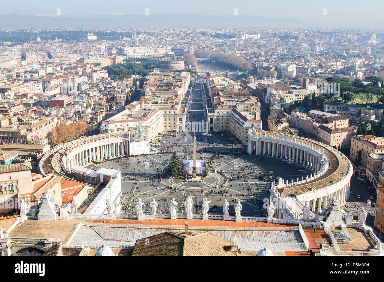 Blick auf dem Petersplatz von der Kuppel der Basilika des Heiligen Petrus. Stockfoto