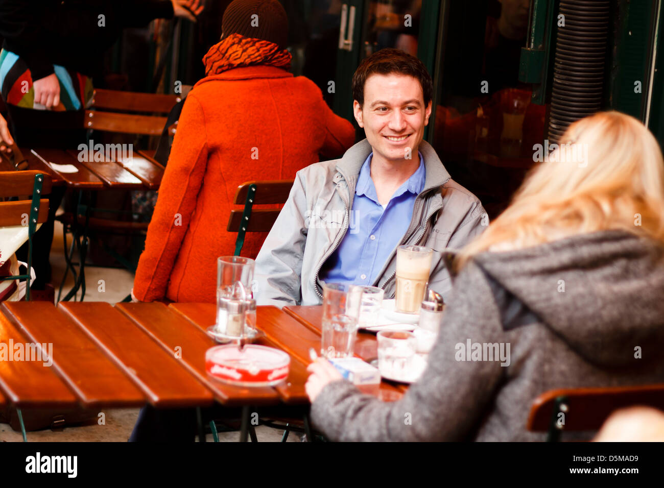 Zwei Personen im Chat in den offenen Straßencafé am Naschmarkt (Open-Air-Markt) in Wien, Österreich Stockfoto