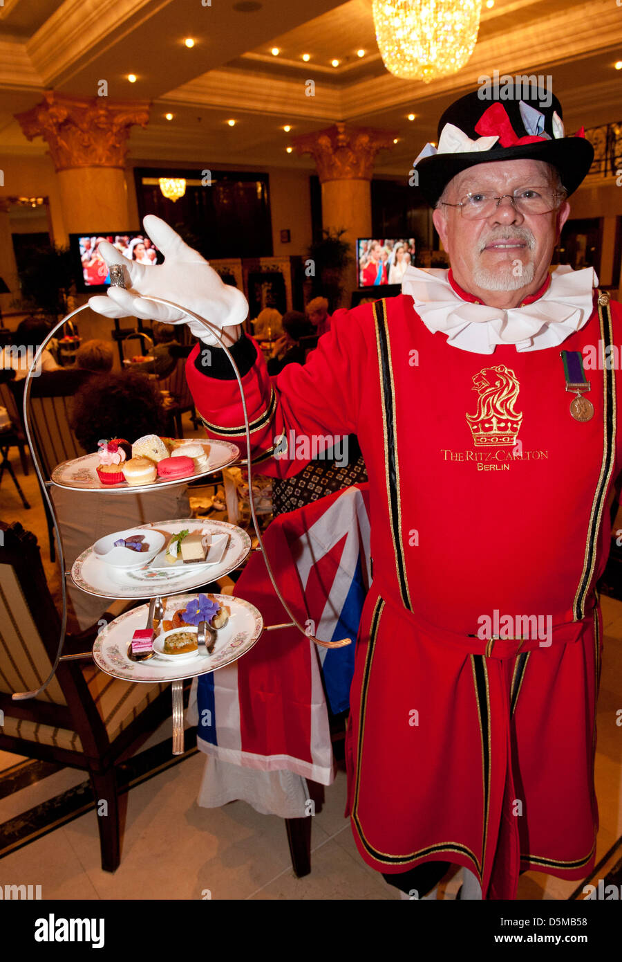 Die Hochzeit von Prinz William und Catherine Middleton - Public Viewing am Schloss Charlottenburg Berlin, Deutschland - 29.04.11 Stockfoto