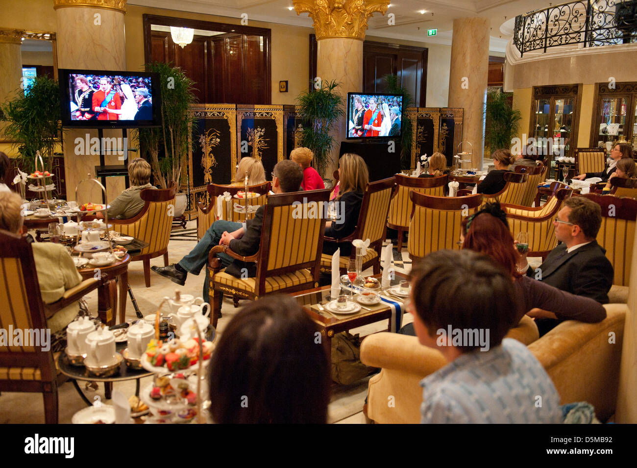 Die Hochzeit von Prinz William und Catherine Middleton - Public Viewing am Schloss Charlottenburg. Berlin, Deutschland - 29.04.11 Stockfoto