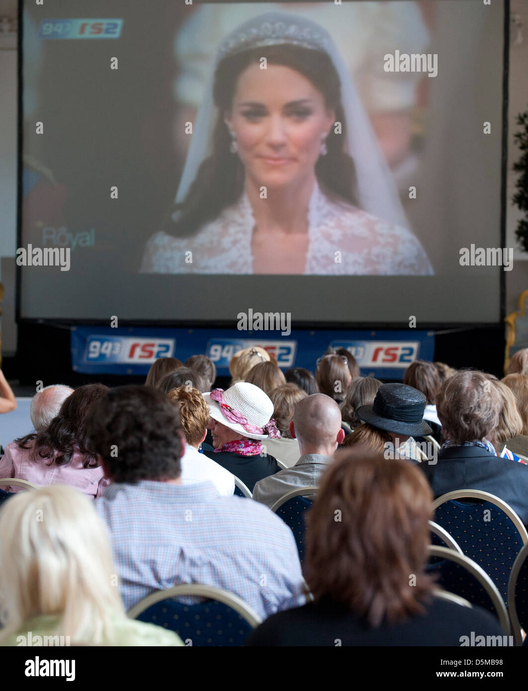 Die Hochzeit von Prinz William und Catherine Middleton - Public Viewing am Schloss Charlottenburg. Berlin, Deutschland - 29.04.11 Stockfoto