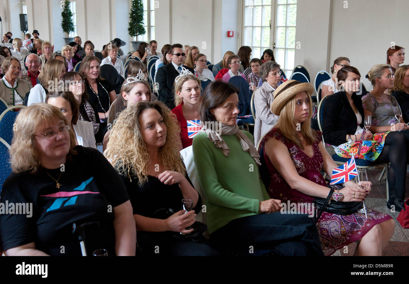 Die Hochzeit von Prinz William und Catherine Middleton - Public Viewing am Schloss Charlottenburg. Berlin, Deutschland - 29.04.11 Stockfoto