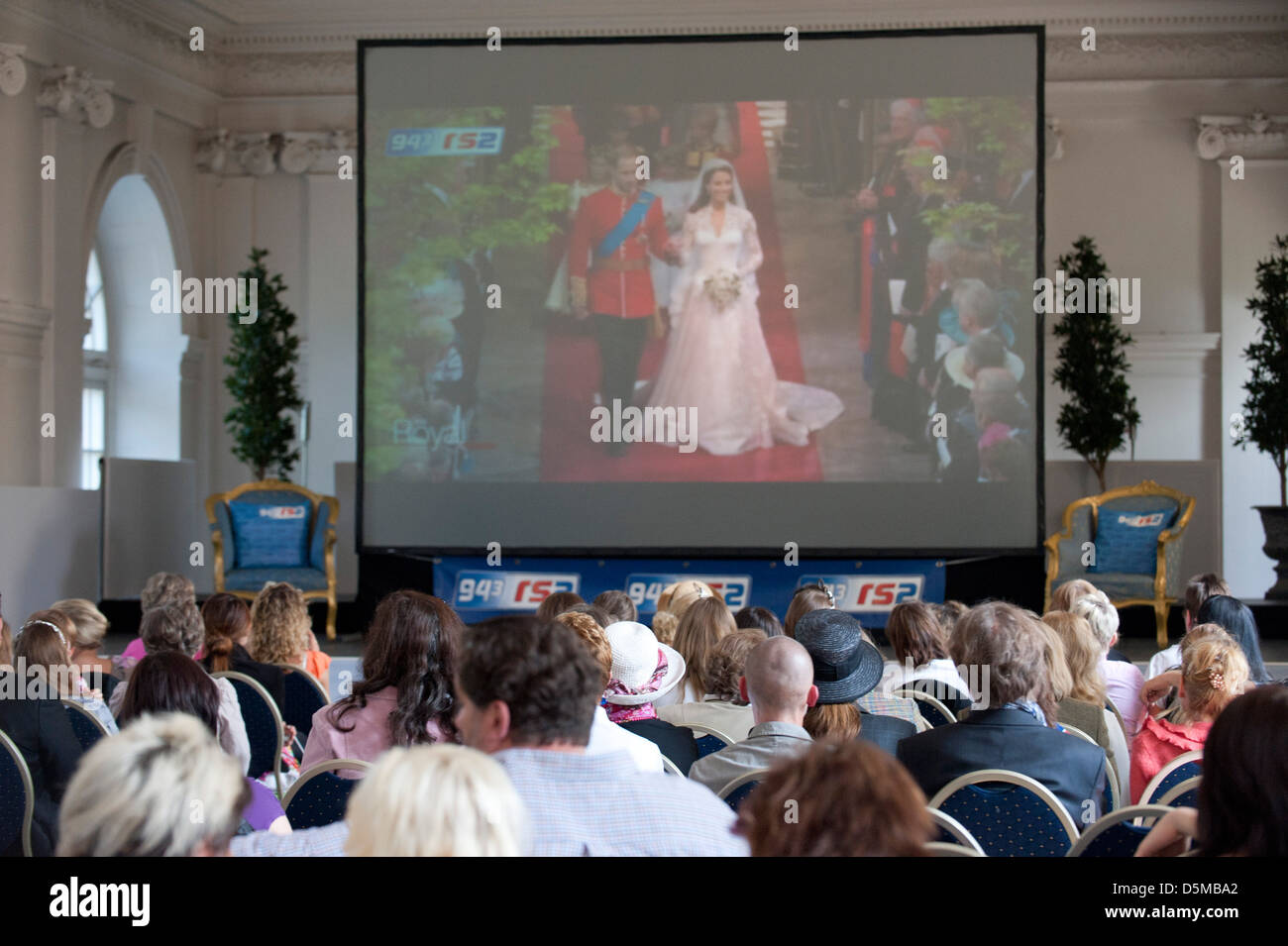 Die Hochzeit von Prinz William und Catherine Middleton - Public Viewing am Schloss Charlottenburg. Berlin, Deutschland - 29.04.11 Stockfoto