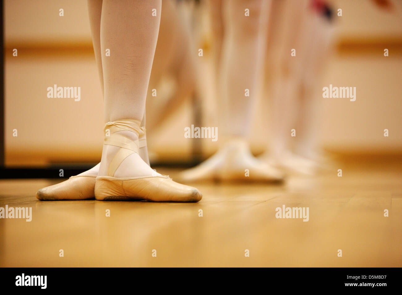 Studenten mit Füßen in der dritten Position an einer Ballettschule in Großbritannien Stockfoto