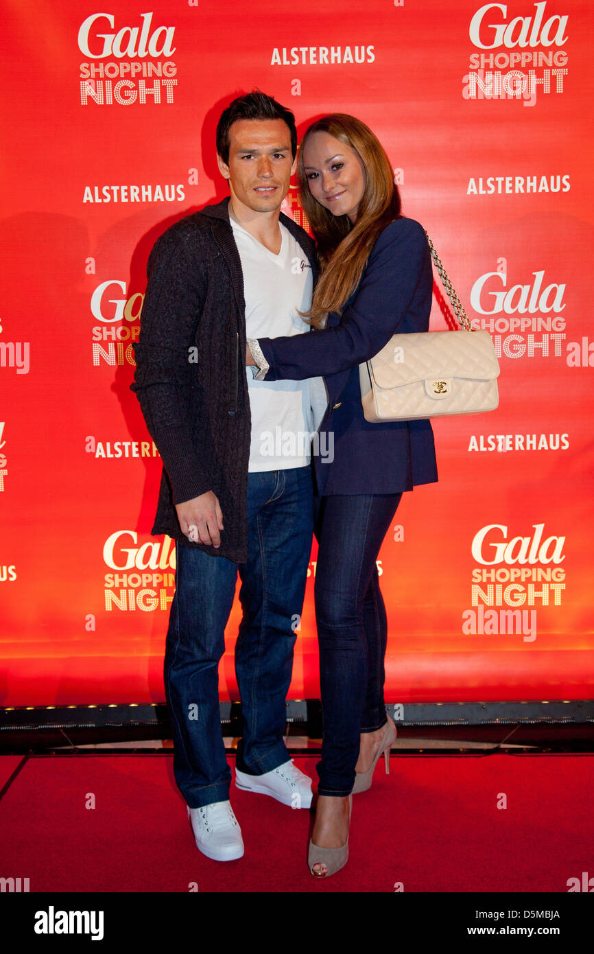 Piotr Trochowski und Melanie Tiburtius bei Gala Shopping Night im Alsterhaus. Hamburg, Deutschland Stockfoto