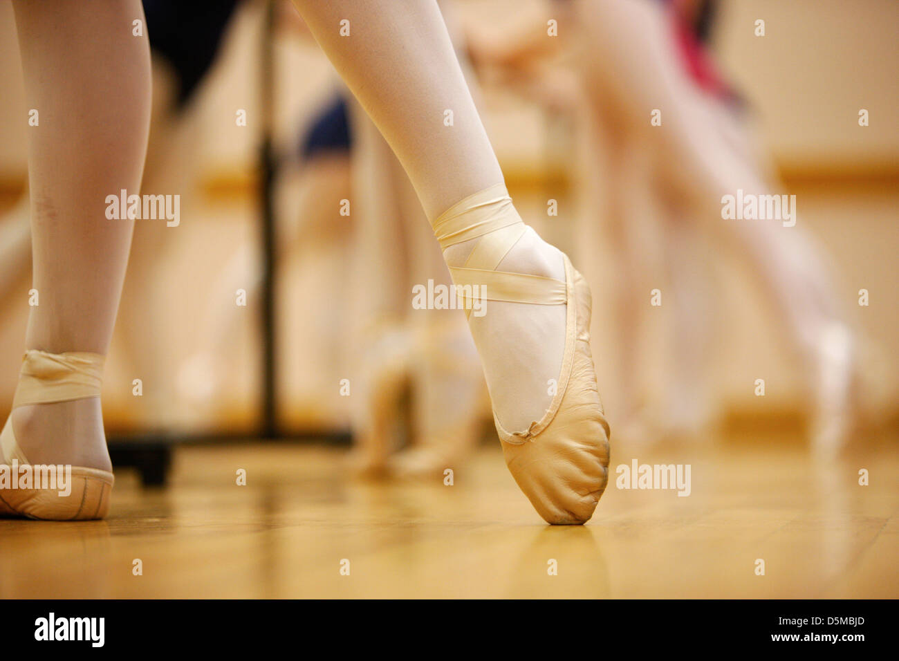 Spitz Zehen in Schläppchen an einer Ballettschule in Großbritannien Stockfoto