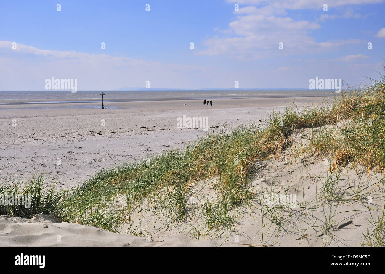 Blick auf die wunderschönen West Wittering mit der Blauen Flagge ausgezeichneten Sandstrand an der Südküste von England, in der Nähe von Chichester, West Sussex, England Stockfoto