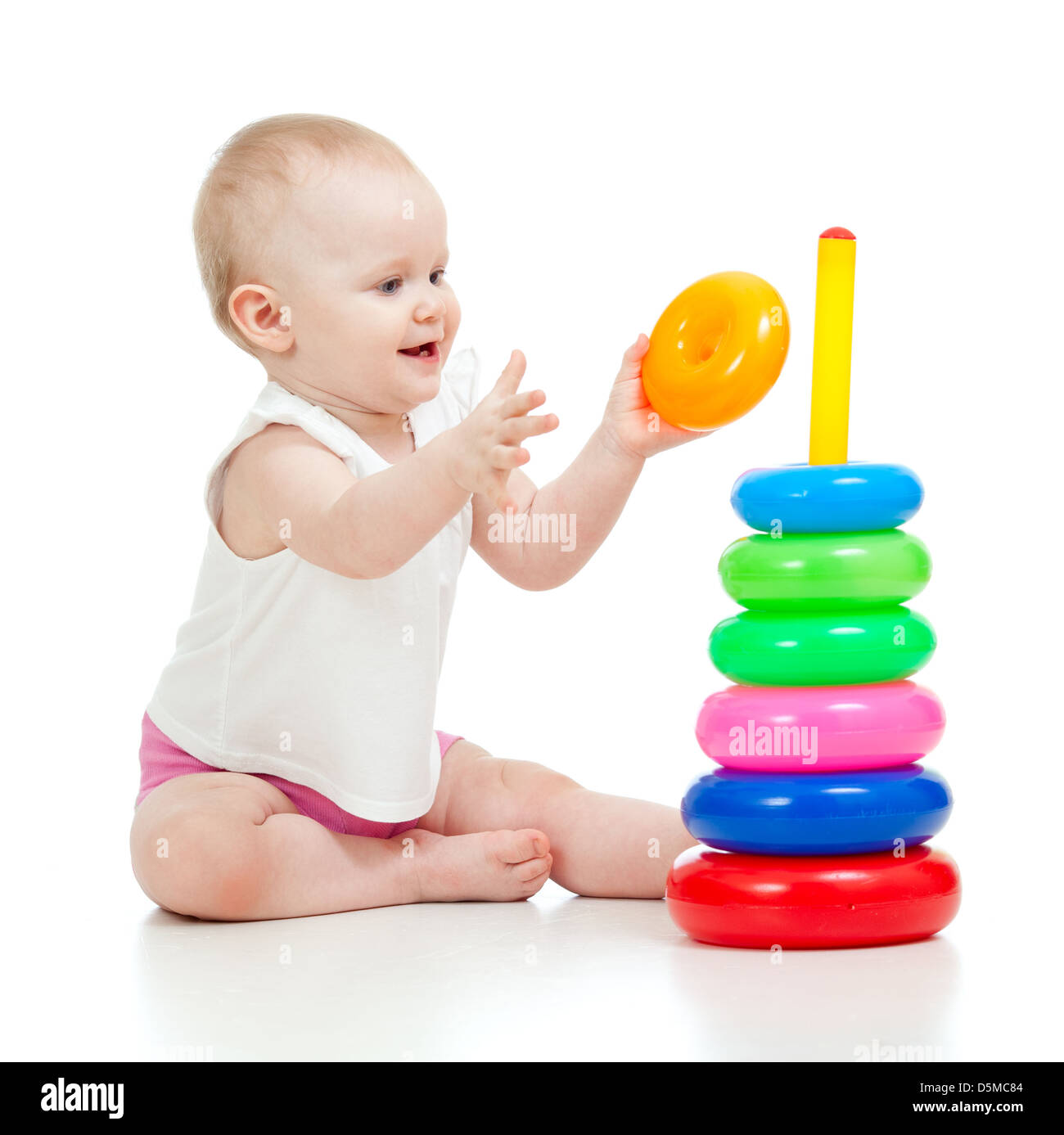 Kind spielt mit bunten Spielzeug isoliert auf weiss Stockfoto