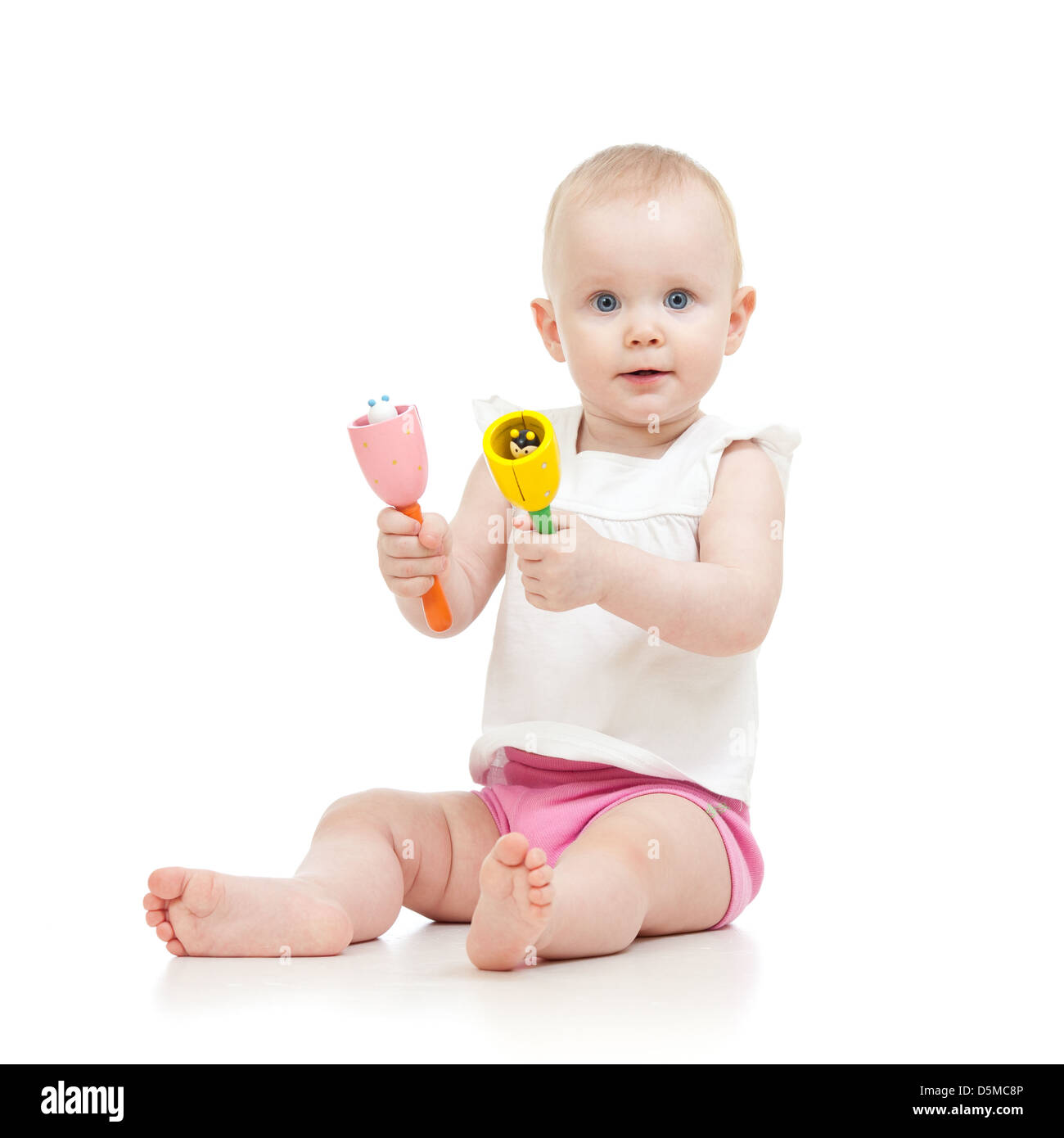 Babymädchen mit musikalische Spielzeuge. Isoliert auf weißem Hintergrund Stockfoto