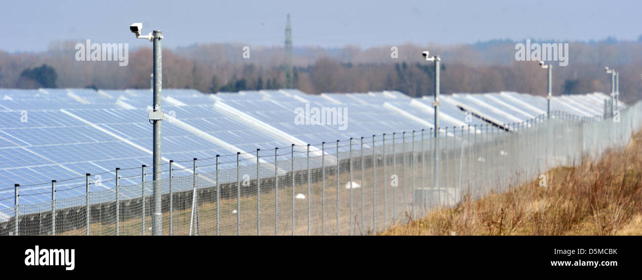 Überwachungskameras bietet Sicherheit auf die Photovoltaik-Anlage in der Nähe von Nordendorf, Deutschland, 2. April 2013. Die Platten sind eine begehrte gut gestohlen. Foto: Stefan Puchner Stockfoto