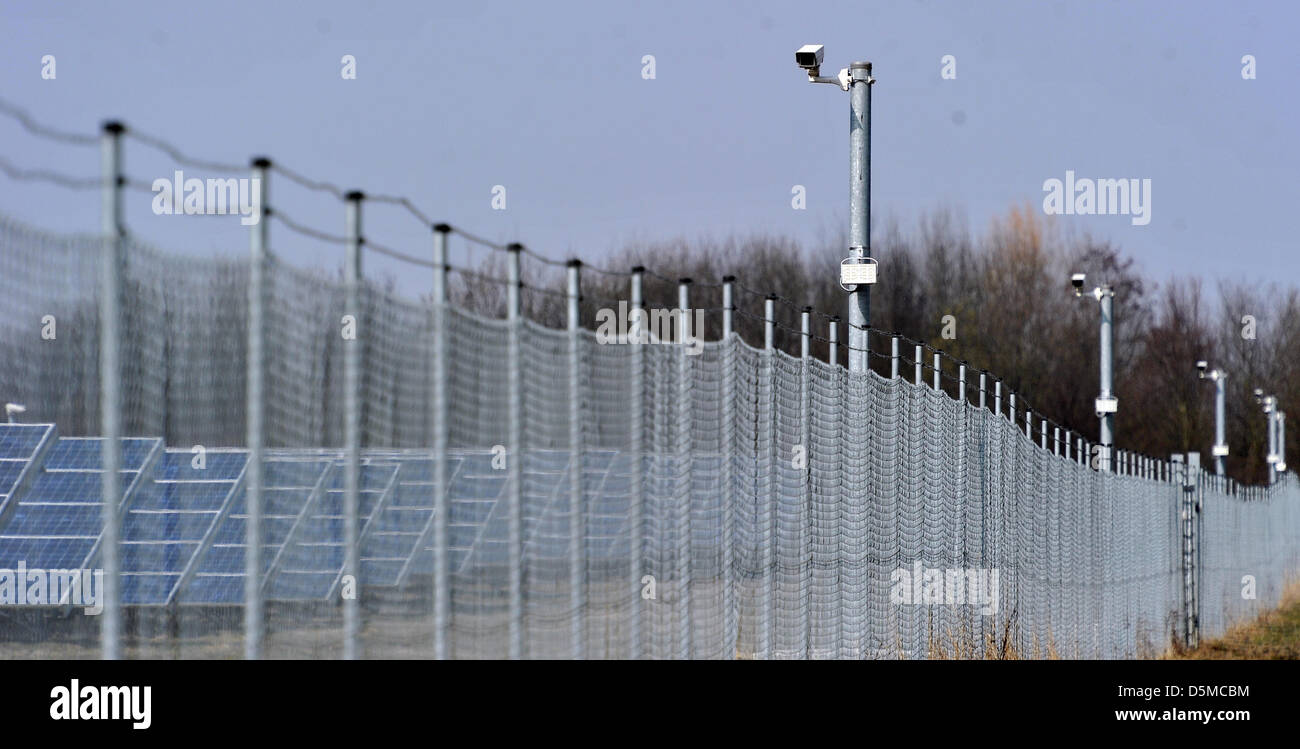 Überwachungskameras bietet Sicherheit auf die Photovoltaik-Anlage in der Nähe von Nordendorf, Deutschland, 2. April 2013. Die Platten sind eine begehrte gut gestohlen. Foto: Stefan Puchner Stockfoto