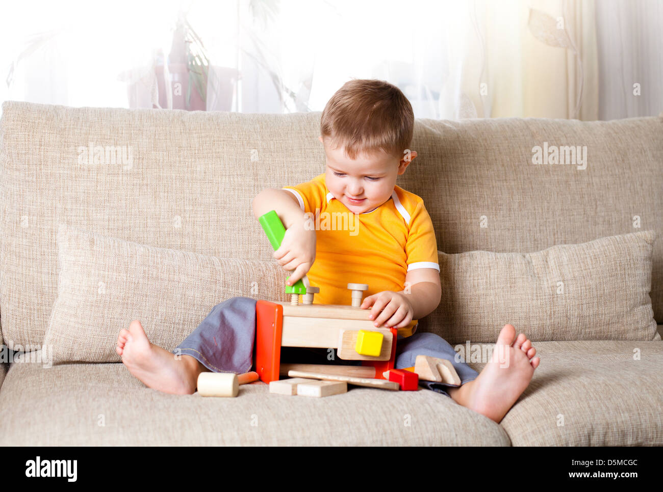 entzückenden Kind spielen mit Spielzeug zu Hause Holzbau Stockfoto