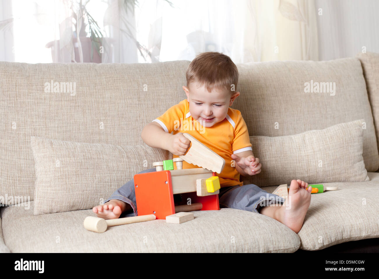entzückenden Kind spielen mit Spielzeug zu Hause Holzbau Stockfoto