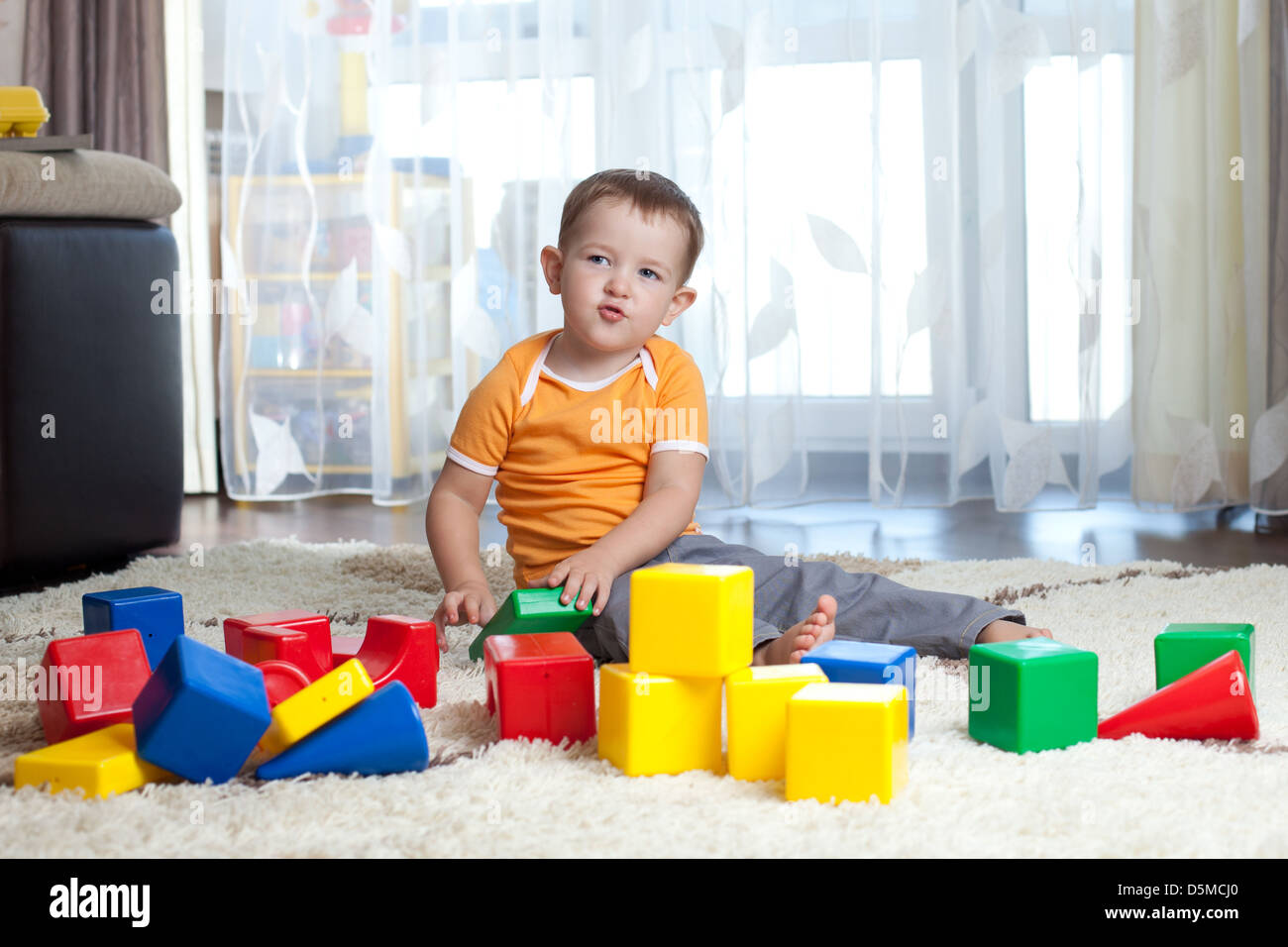Kind spielt mit Bausteinen zu Hause. Stockfoto