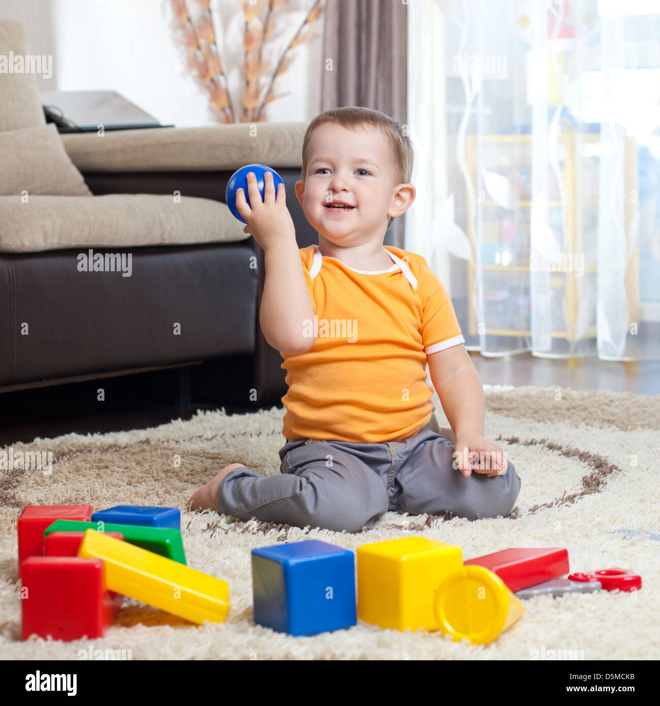 Kind spielt mit Bausteinen zu Hause. Stockfoto