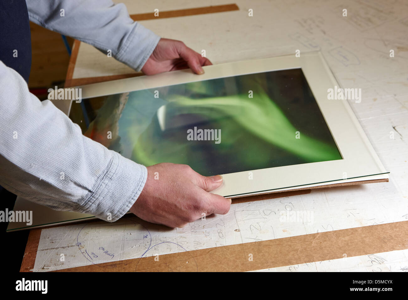 Einrahmer Montage Fotoabzug hinter Glas in Vorbereitung für die Gestaltung in einem Framing-workshop Stockfoto