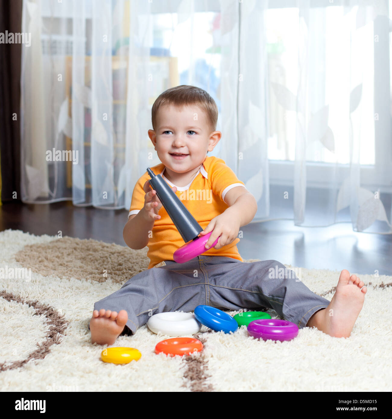 Kind spielt mit Spielzeug zu Hause Stockfoto
