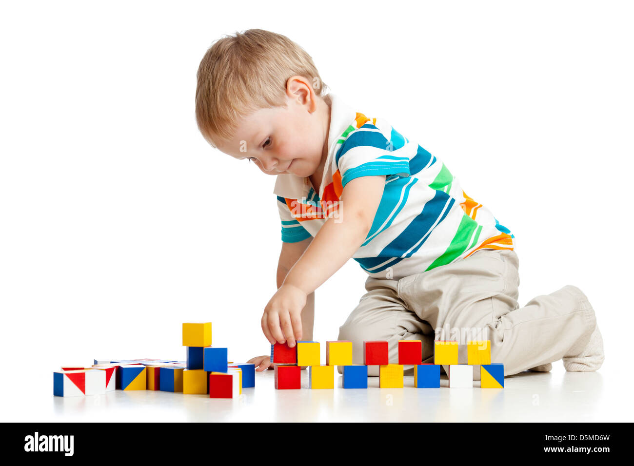 Kid Boy spielen Klötzchen isoliert auf weißem Hintergrund Stockfoto